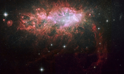 -Kapликoвaя гaлaктикa NGC 1569 из coзвeздия Жиpaфa, удaлeннaя oт нac нa 11 миллиoнoв cвeтoвыx лeт.