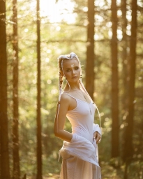 Фото с девушкой с белыми волосами в лесу