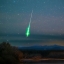 Комета Леонарда и яркий метеор в небе над Калифорнией © Cory Poole.