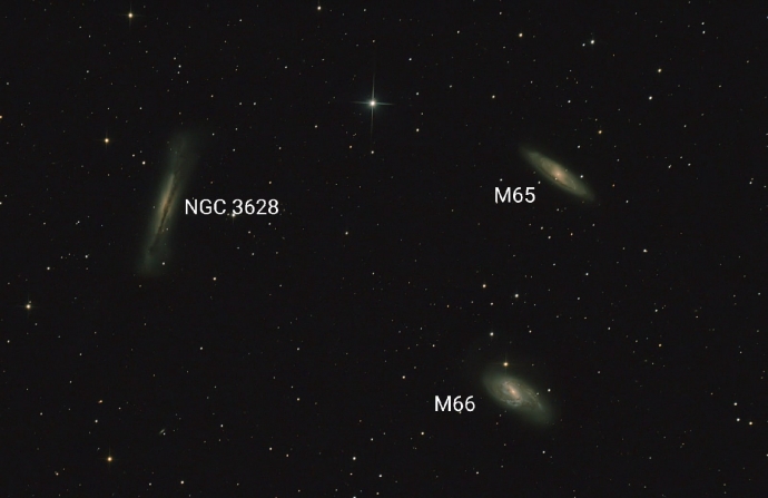 М65, М66 и NGC 3628. Группа галактик известная как Триплет Льва находится в созвездии Льва
