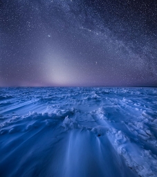 Звездное небо над замерзшим озером Верхнее, Канада. Автор: Jeff Dixon.