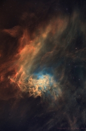 Туманность Пылающей звезды (IC 405) в созвездии Возничего, находится на расстоянии около 1500 св. лет. Ее размер - около 5 свето