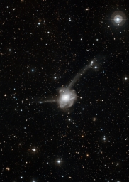 Галактика Мирный атом (NGC 7252), удаленная от нас на 220 миллионов световых лет. Является результатом столкновения двух галакти