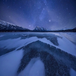 Красивое звёздное небо над замерзшим озером в Канаде