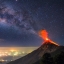 Извeржение вулкaна Фуэго в Гватемале на фоне Млечнoго Пути, май 2017 г.