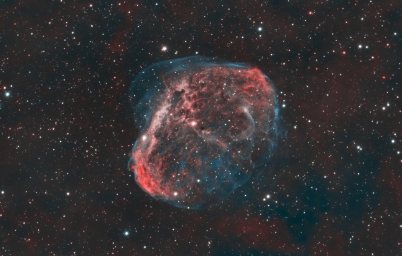Туманность Полумесяц – это космический пузырь диаметром около 25 световых лет, выдутый ветром от центральной яркой и массивной з