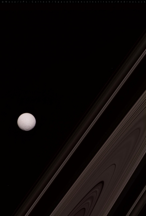 Кольца Сатурна и его спутник Тефия. Снимок сделан аппаратом Cassini.