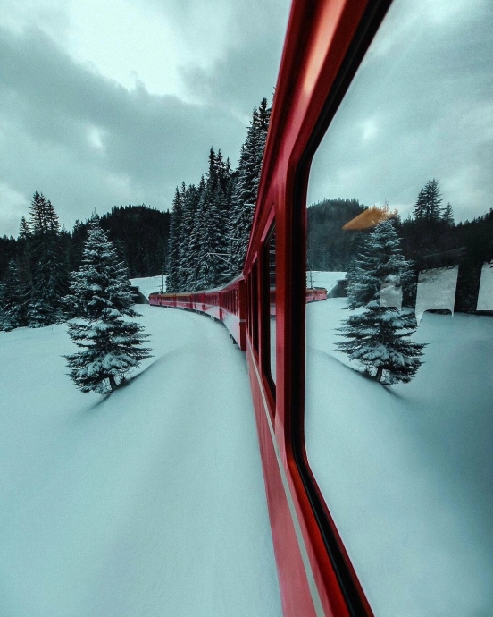 Красивый поезд и отражение на поезде, едет зимой