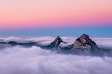 красивый-аэрофотоснимок-фронтальный снимок-горы-Швейцария-красивое-розово-голубое-небо