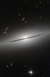Спиральная галактика NGC 1032, видимая с ребра. Удалена от нас на 100 млн. световых лет.