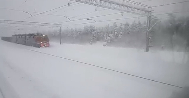 Отправление поезда зимой по метровому снегу