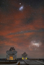 Большое и Малое Магеллановы облака в небе над юнитами Очень Большого Телескопа (VLT).