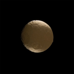 Вид на Япет, спутник Сатурна, от аппарата Cassini