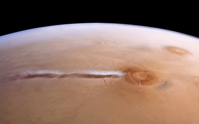 Облако над горой Арсия на Марсе, растянувшееся на 1500 километров