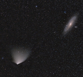 Комета PANSTARRS (C/2011 L4) пролетает на фоне Галактики Андромеды, март 2013 года.