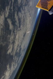 Сгорающий в атмосфере метеор, запечатленный с борта МКС