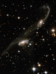 Великолепный космический танец двух спиральных галактик ESO 69-6, которые удалены от нас на 600 млн. св лет