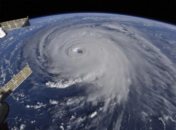 Фотография урагана из Космоса