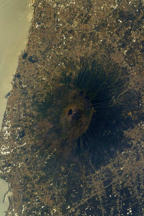 Действующий вулкан Везувий с МКС