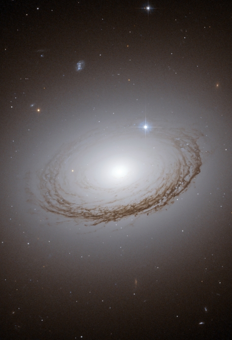 Линзообразная галактика NGC 7049, сияющая в 100 млн световых лет от нас-