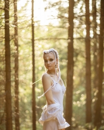 Фото с девушкой, белые волосы, в лесу, красивая
