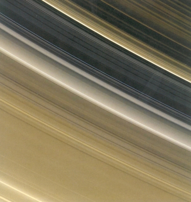 Кольца Сатурна, снятые в естественных цветах станцией «Кассини» с расстояния в 1,8 млн км.