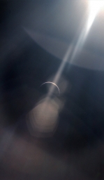 Тонкий серп Земли в лучах Солнца, запечатлённый экипажем миссии «Аполлон-15».