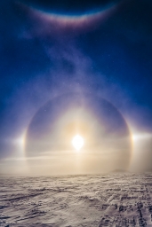 Солнечное гало над Канадой. Явление возникает из-за преломления лучей Солнца кристаллами льда в атмосфере.