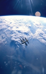 Орбитальная станция «Мир» в иллюминаторе космического шаттла «Дискавери», 1995 год.
