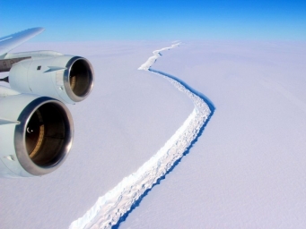 Гигантская трещина во льдах Антарктиды (более 110 км).