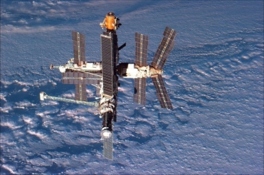 Фотография орбитальной станции «Мир» 24 сентября 1996 г.