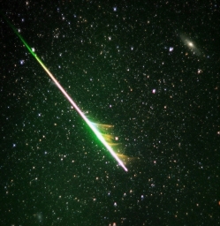 Ярчайший метеор между двумя галактиками — Туманностью Андромеды (справа вверху) и галактикой Треугольника (или М33, слева внизу)