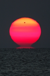 Восход Солнца и Венеры над Черным морем. Автор: Emil Ivanov.