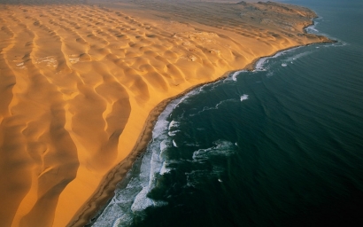 Пустыня Намиб встречается с Атлантическим океаном