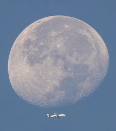Луна и Аэробус A320 пятничным утров в небе Флориды на снимке Майла Сили