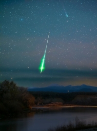 Комета Леонарда и яркий метеор в небе над Калифорнией © Cory Poole.