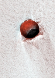 Кратер в северном полярном регионе Марса диаметром 200 метров.