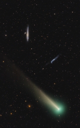 Комета C/2021 A1 (Leonard) на фоне далеких галактик NGC 4631 «Кит» и NGC 4656 «Хоккейная клюшка» в созвездии Гончие Псы.
