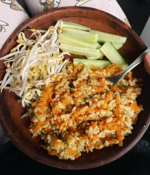 бурый рис с жареной морковью и луком в соевом соусе, ростки маша и огурец