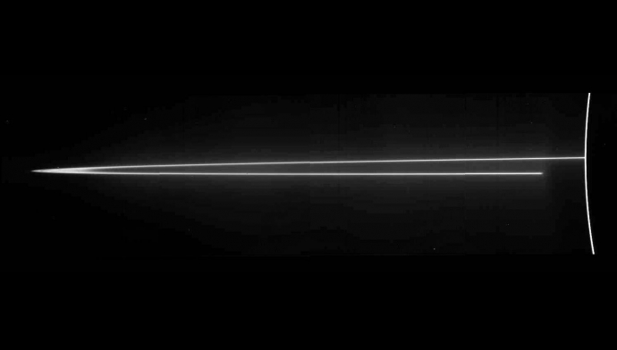 Снимок колец Юпитера, переданный космическим аппаратом «Галилео» в 1996 году.  Кольца Юпитера намного темнее, чем сатурнианские,