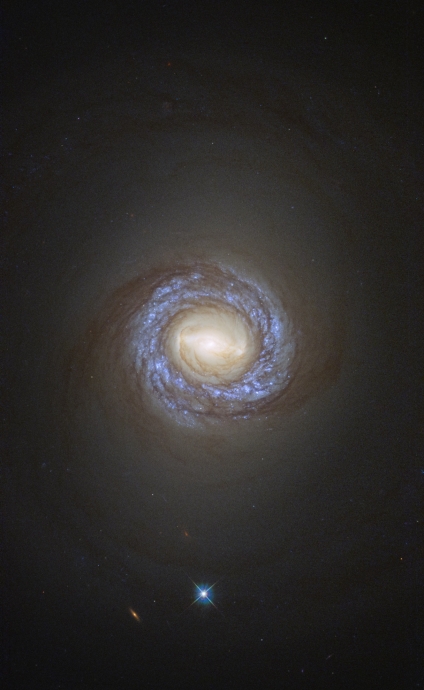 NGC 1317. Эта галактика расположена в созвездии Печь, на удалении около 70 миллионов световых лет от Земли