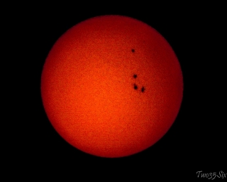 Сейчас на Солнце можно наблюдать крупные солнечные пятна под названием AR2993-96.