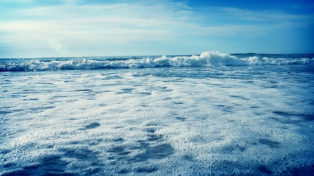 Пена на воде в море или океане у берега