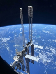 Невероятный снимок с борта МКС, сделанный на iPhone астронавтом Ясаку Маэдзава, незадолго до стыковки Союза