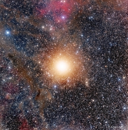 Бетельгейзе - яркая звезда в созвездии Ориона. Красный сверхгигант, интенсивно теряющий газ из атмосферы, полуправильная перемен