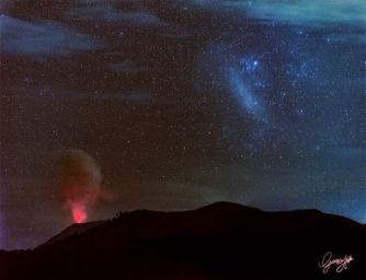 Извержение вулкана Семеру и галактика Большое Магелланово Облако