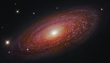 NGC 2841 — спиральная галактика (Sb) в созвездии Большая Медведица. Находится в 46 млн. световых лет от нас, размер более 150 ты