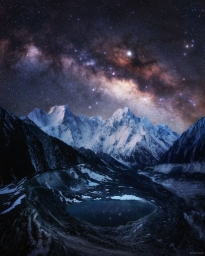 Млечный Путь над заснеженными Гималаями