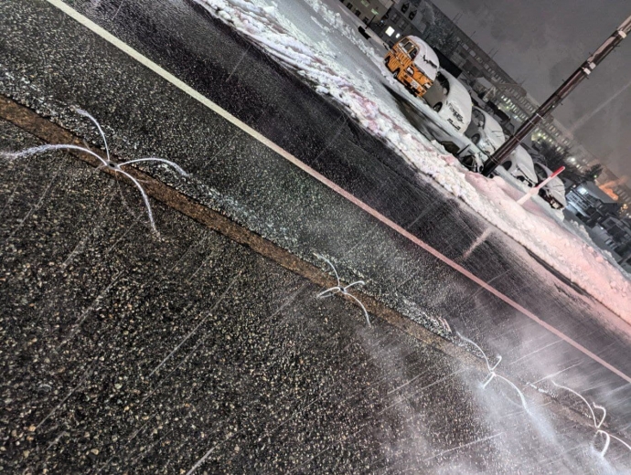 На дорогах японии фонтанчики с водой, зимой