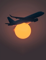 Пролёт самoлёта на фоне Солнца. Автор: Soumyadeep Mukherjee.